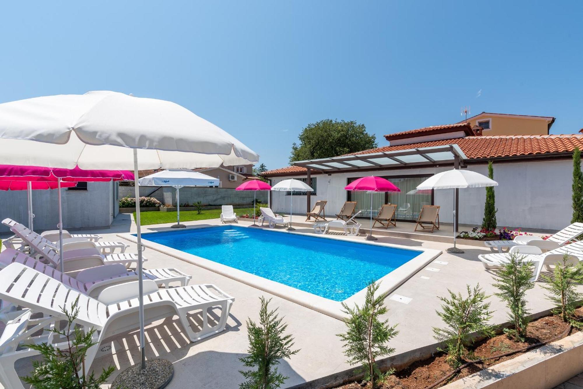 Nino With Shared Pool Guest house Porec