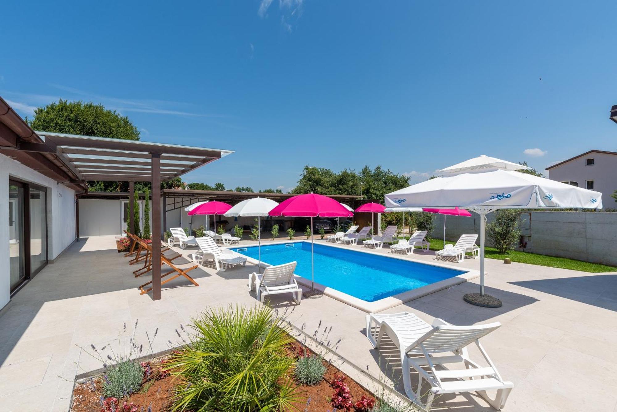 Nino With Shared Pool Guest house