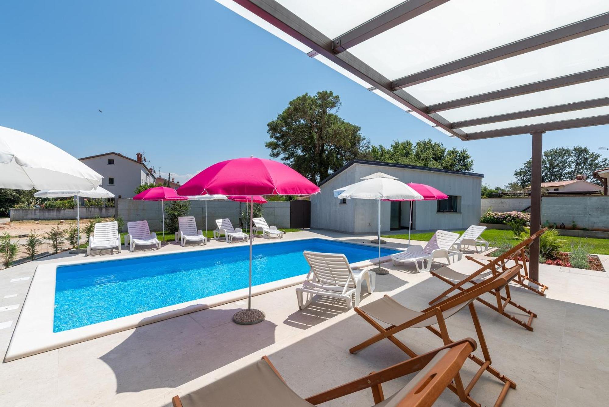 Nino With Shared Pool Guest house