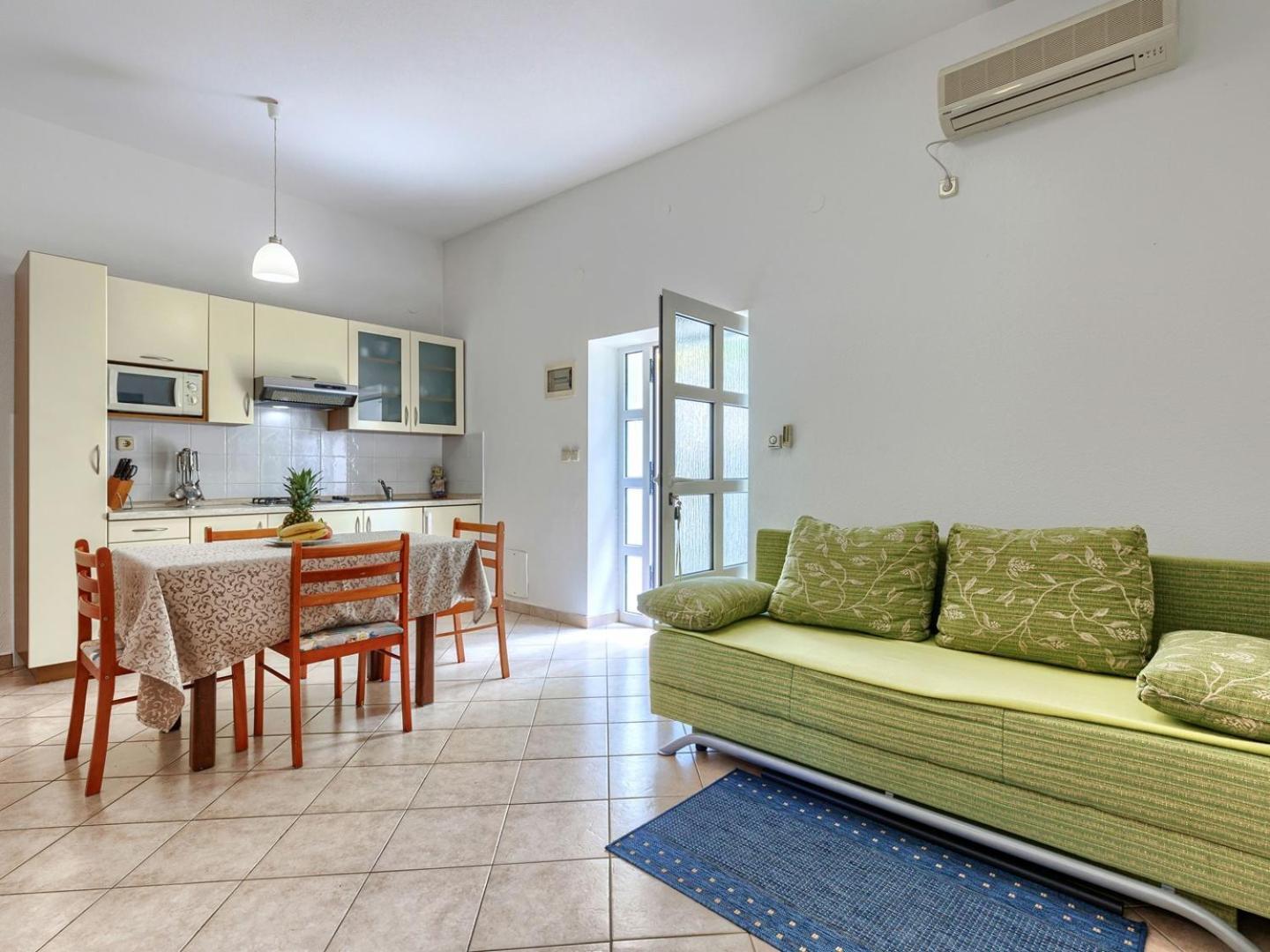 Nino With Shared Pool Guest house *