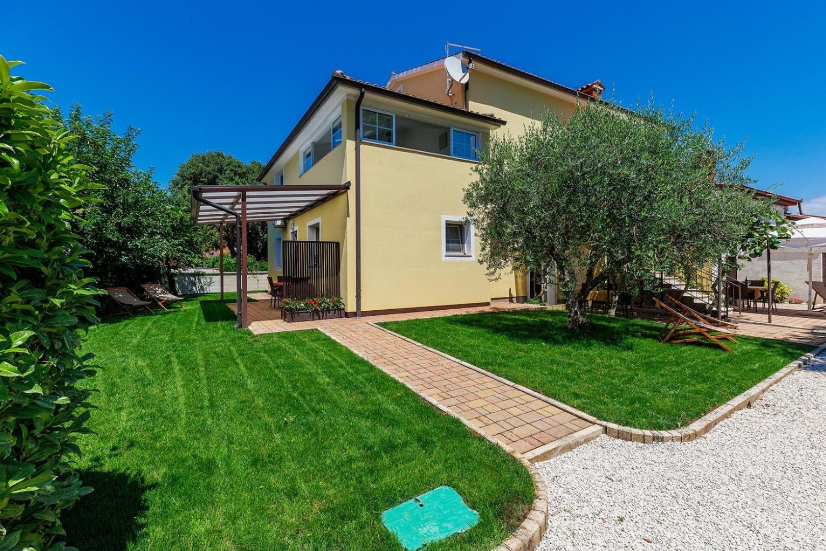 Guest house Nino With Shared Pool
